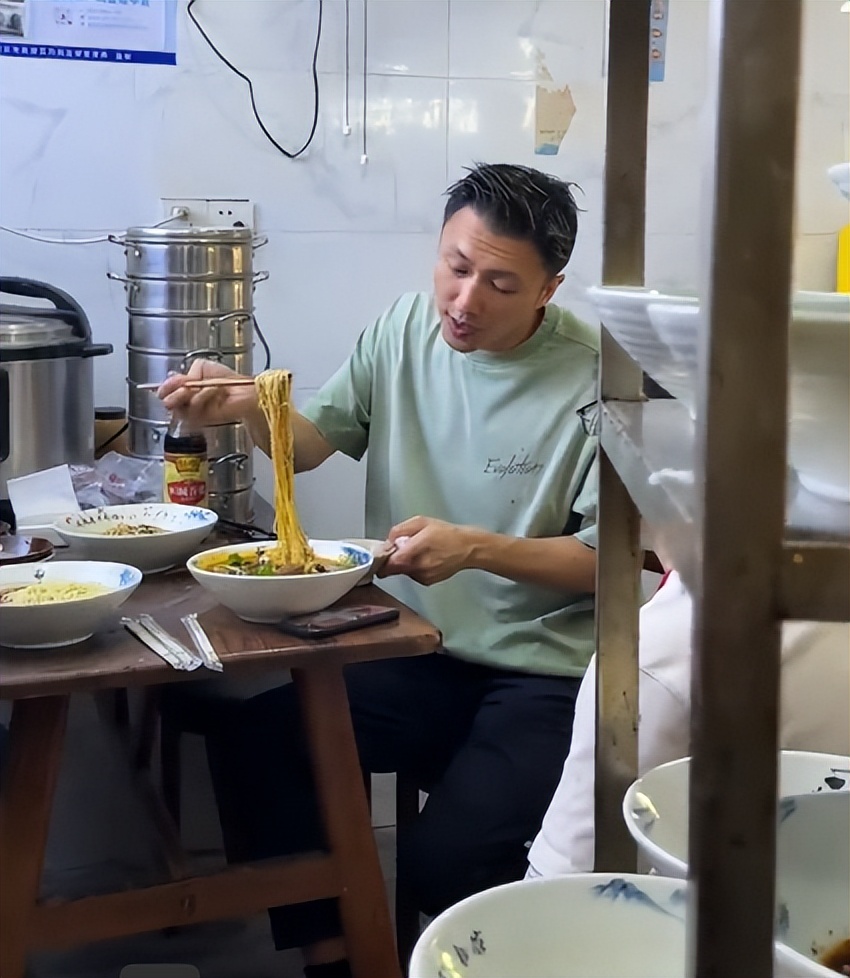 谢霆锋重庆吃路边摊，满脸褶子老到不敢认，和奶奶合影小动作抢镜