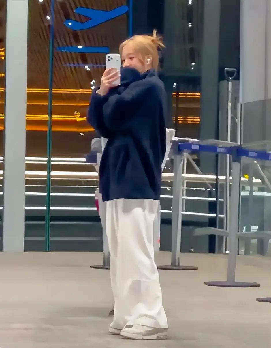 赵薇母女现身北京机场，15岁女儿一头黄毛，穿搭比50岁妈妈还成熟