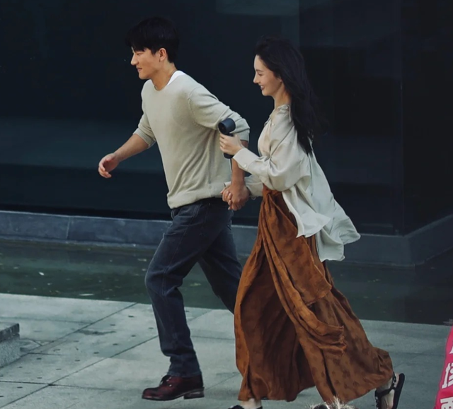 金晨带火了夏日新穿搭:飘逸衬衣+新中式裙裤,状态好得像24岁