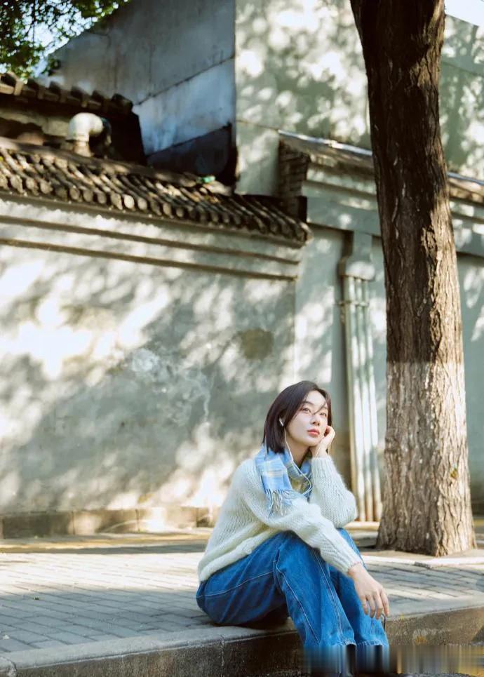 袁姗姗剪了波波头后气质大变！穿毛衣+蓝围巾+牛仔裤，温柔又减龄