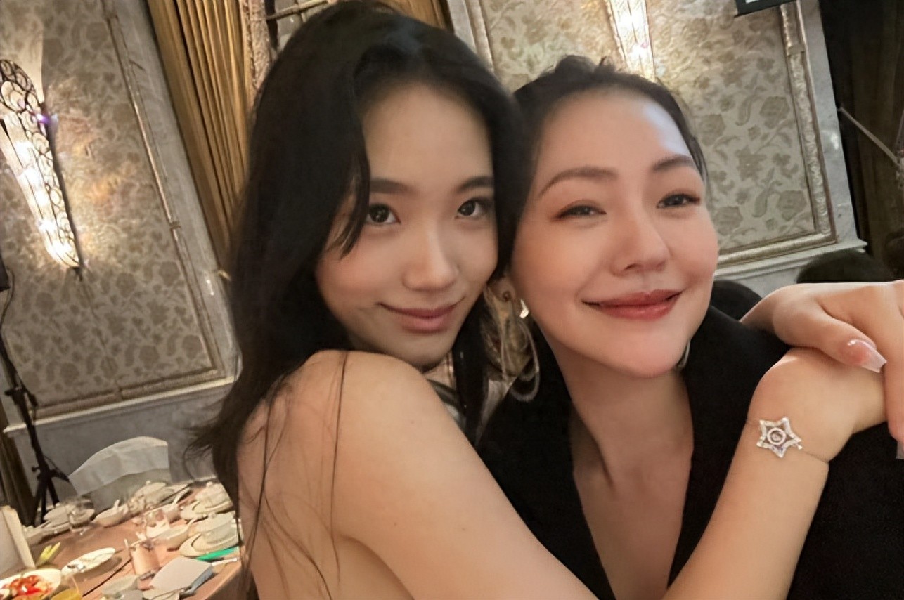 颜值能接班林志玲？小S二女儿最新出游照曝光，牛仔套装青春靓丽