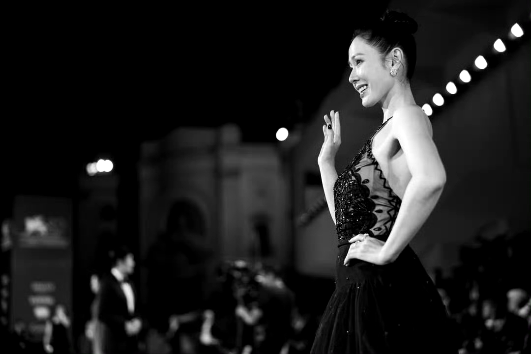 孙艺珍亮相威尼斯电影节红毯，穿黑色蕾丝礼服，好大大方方的美！