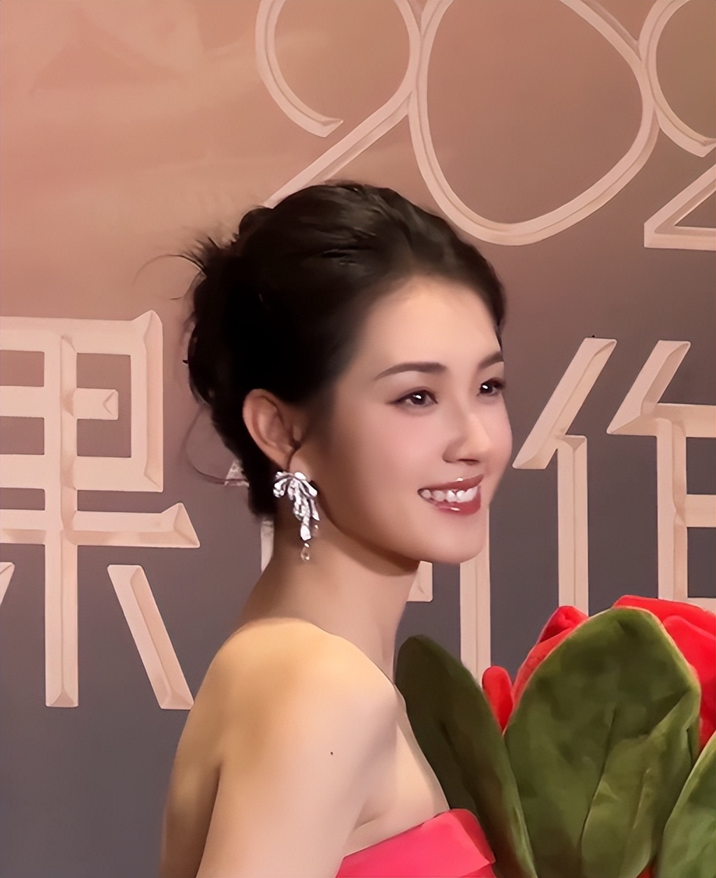 短剧红毯成“见光死”现场，没了美颜和修图，遍地普男普女