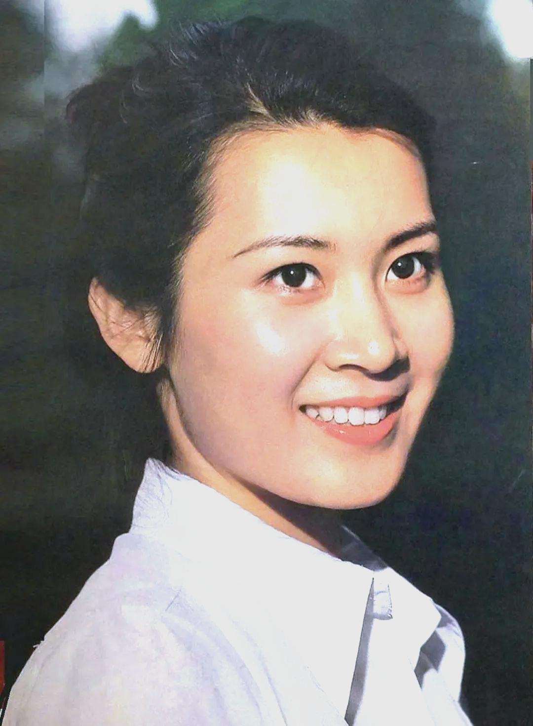 她是国家一级演员，享正军级待遇，离异后至今单身，67岁依然美丽