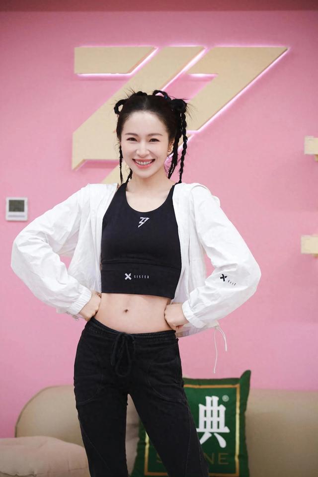 江一燕性感露脐装