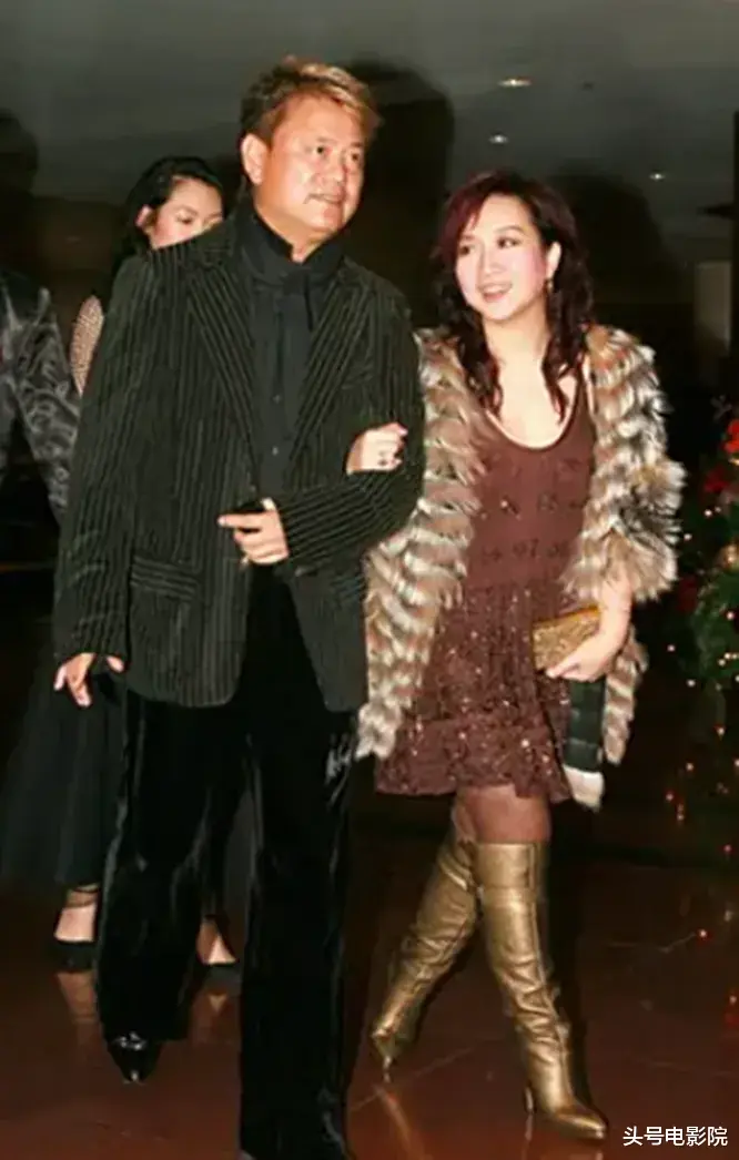 75岁谭咏麟私下视频流出,信息量大!陈百祥左拥右抱,衣服引热议