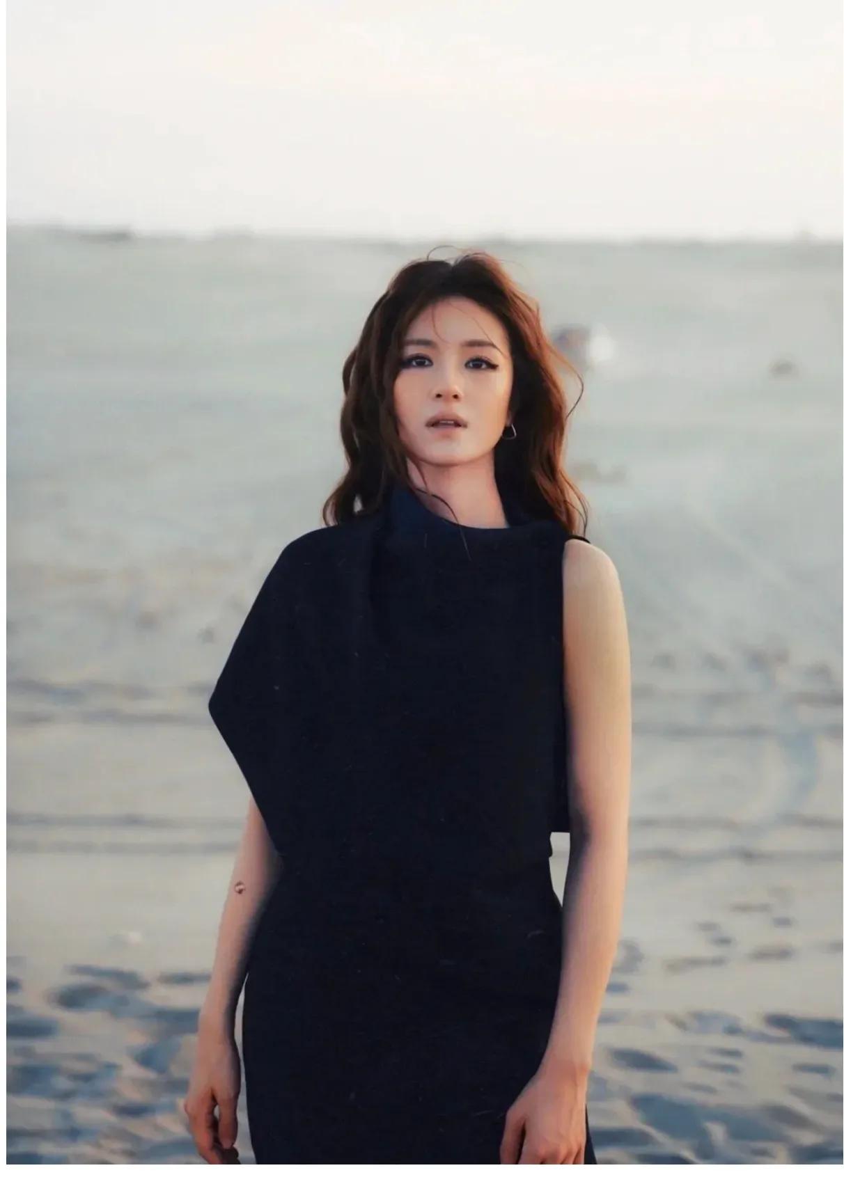 李兰迪晒26岁庆生照!沙漠追风热辣超美出圈,网友直呼太像巩俐了