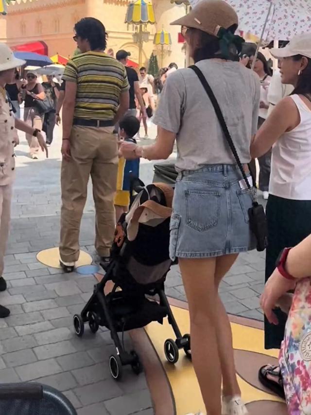 偶遇林志玲一家三口出游，状态少女不像50岁，老公负责抱娃好体贴