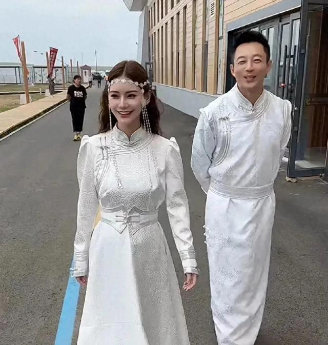 汪小菲直播草原行，玥儿箖箖都有出镜，马筱梅尝试骑马接地气