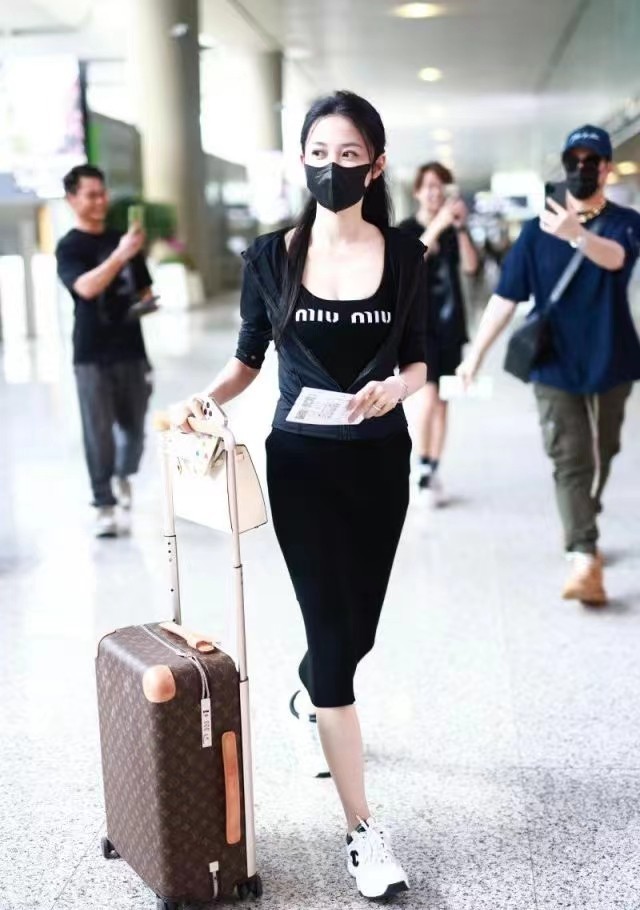 潘玮柏终于敢秀老婆,戴大金链像土豪,老婆穿紧身裙比女明星辣眼