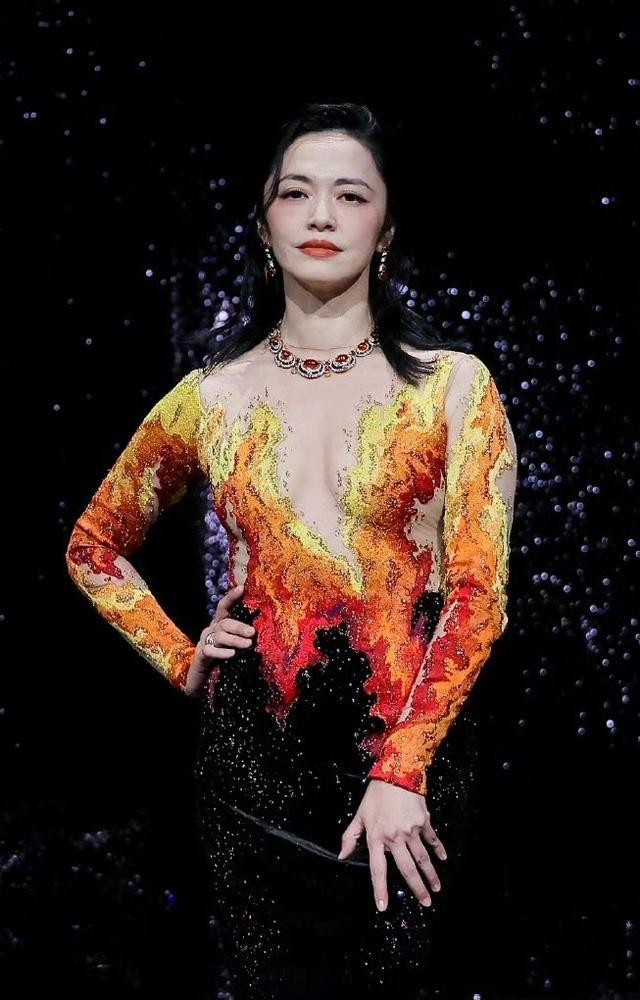 微博之夜内场，被珠圆玉润的孟子义惊艳，和陈都灵同框显松弛大气