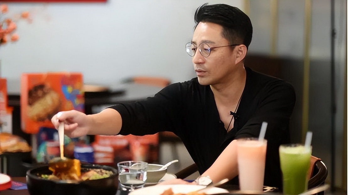 没想到麻六记风波仅3天,官媒的一番话,帮汪小菲实现了口碑暴增