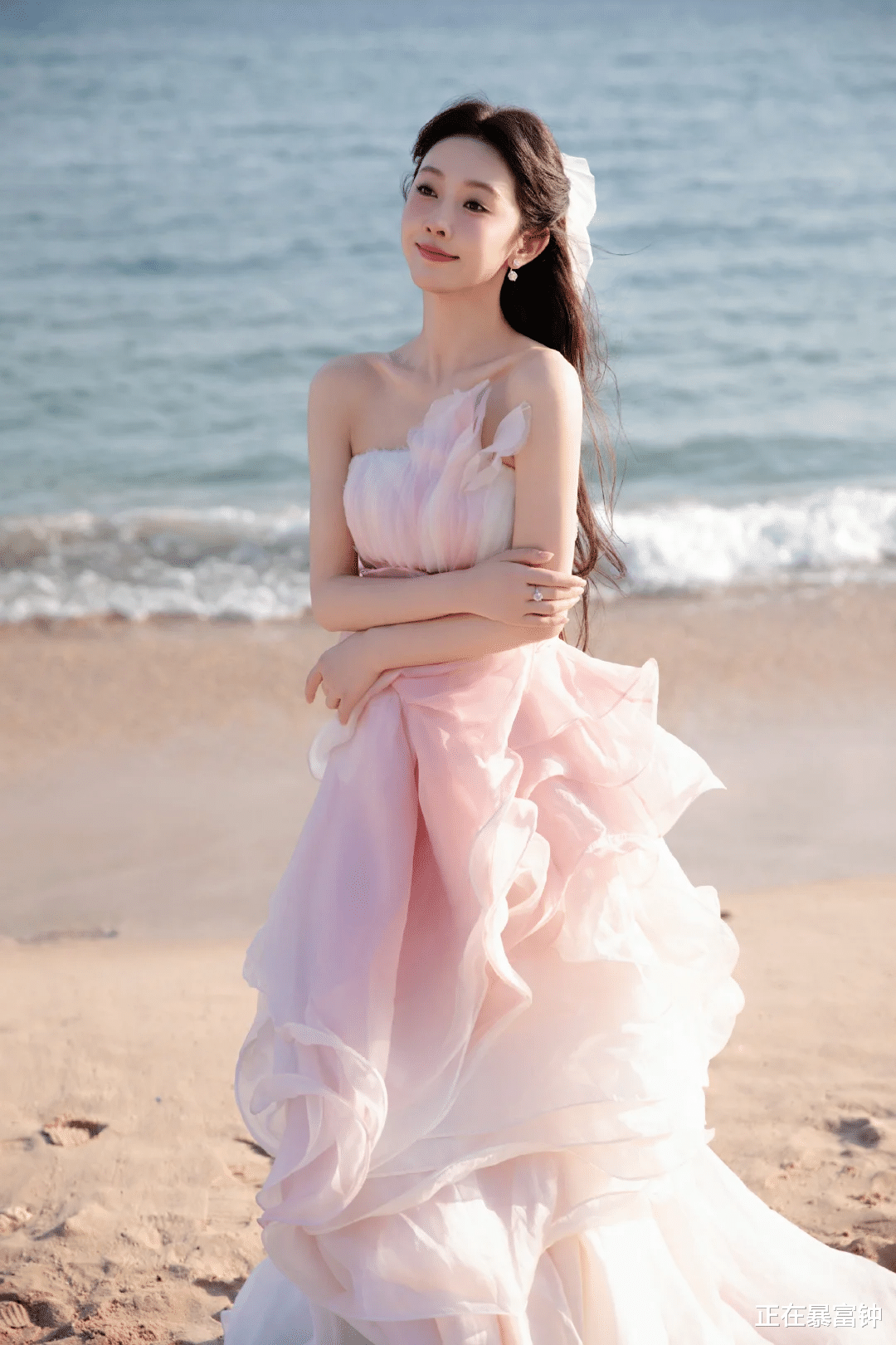 被美到失语！宣璐的海边连衣裙穿搭，氛围感拉满