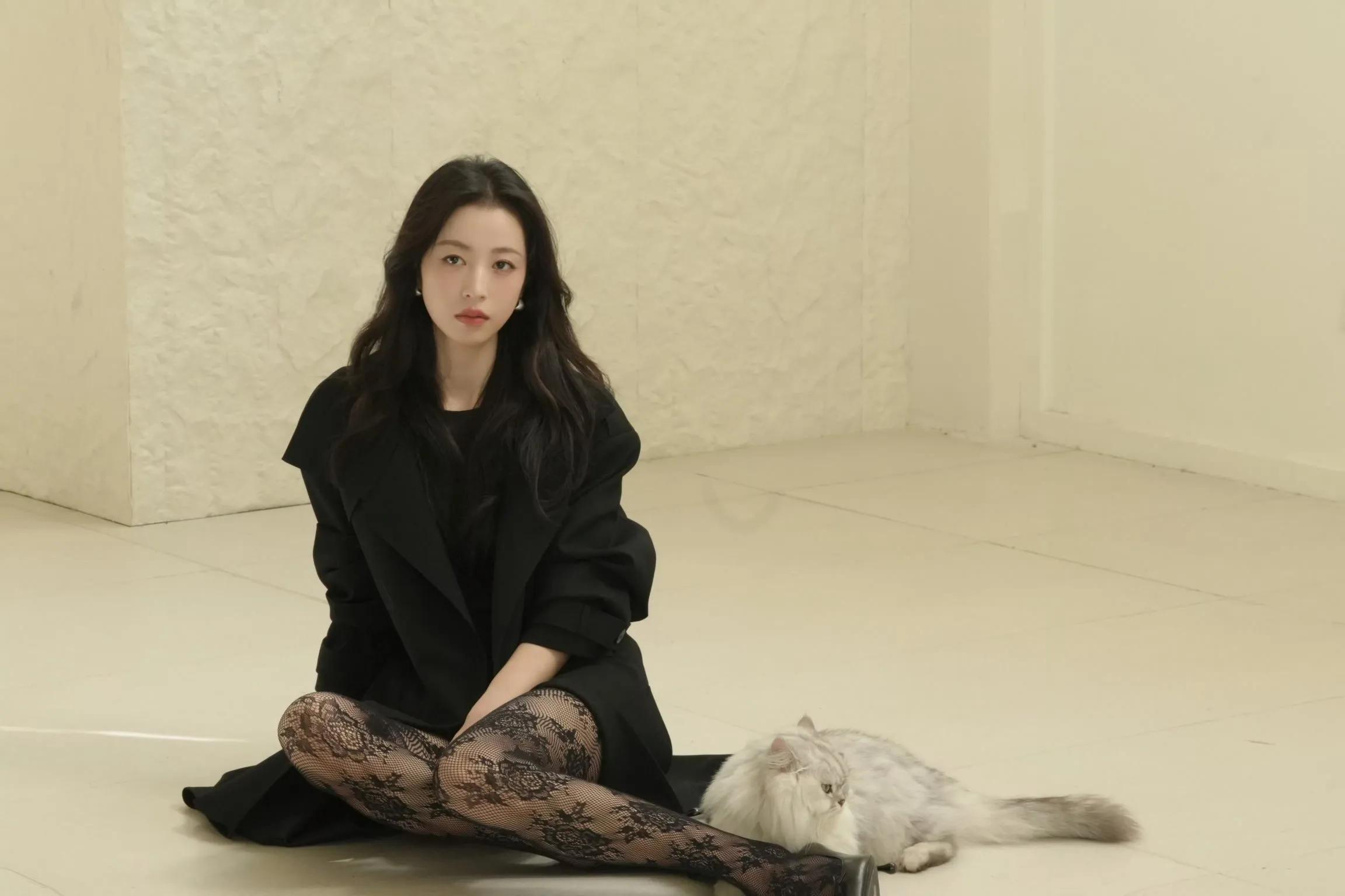 周雨彤这套装扮御姐风拉满了