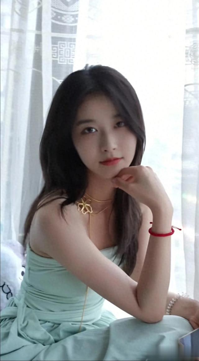 演员魏雪,第二弹,每一个动作都清纯迷人,目光还有一丝狡黠