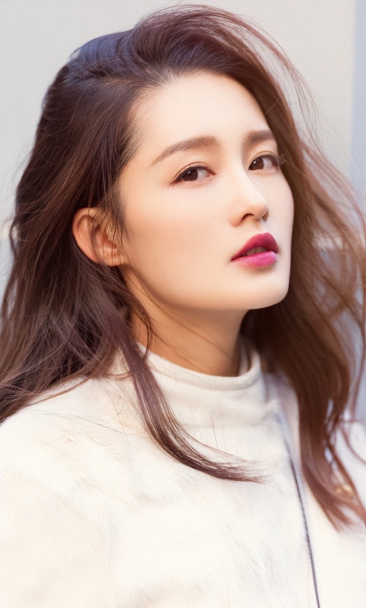 35岁李沁凭新剧杀疯了！暗黑礼服惊艳全网，简直是顶级演员的魅力