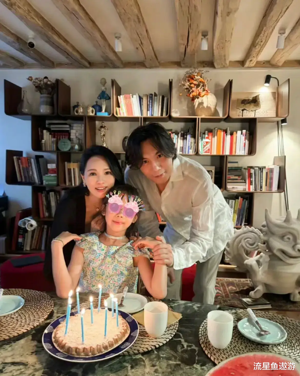 伊能静秦昊巴黎“粉红游”：47岁秦昊胖成“孕夫”，57岁伊能静硬凹少女