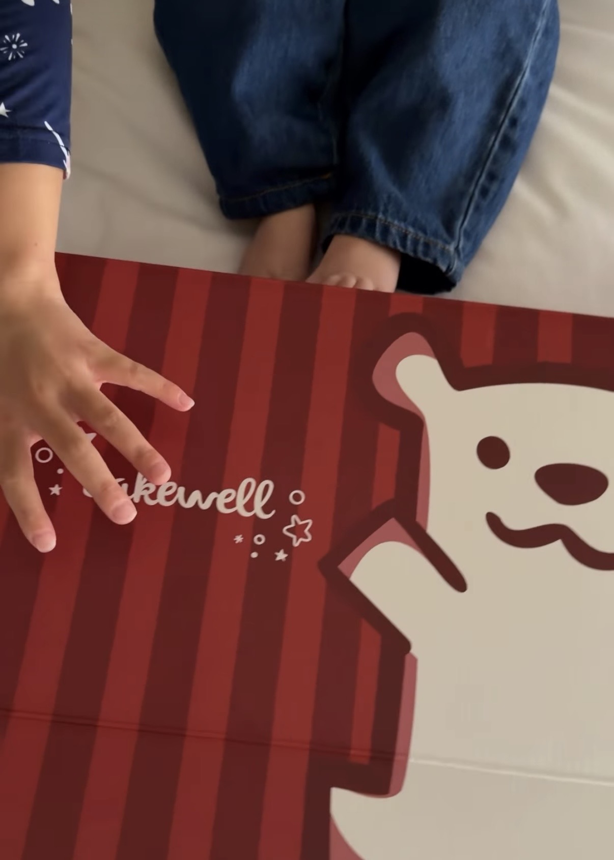 谢婷婷携外籍男友低调回港！半岁儿子首见谢贤，3000万豪宅曝光