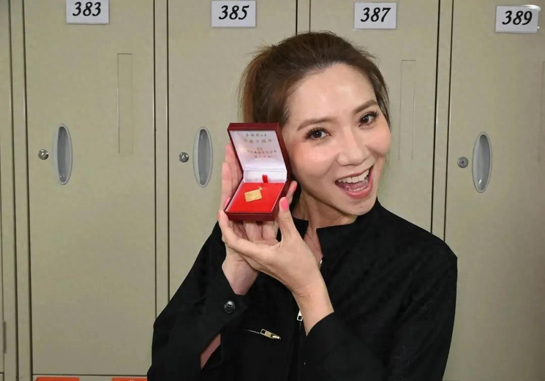 TVB女星签约大台只为磨炼演技，入行30年首夺最佳女主持激动爆哭