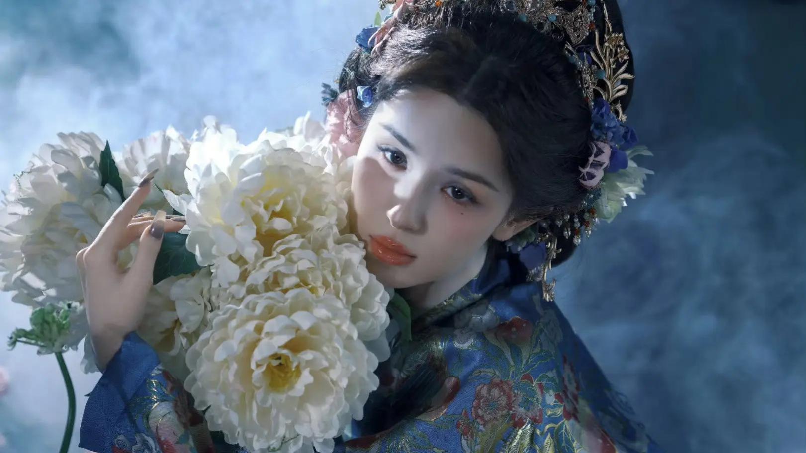 哈妮克孜古风写真惊艳出圈：蓝调仙姿演绎东方美学新境界