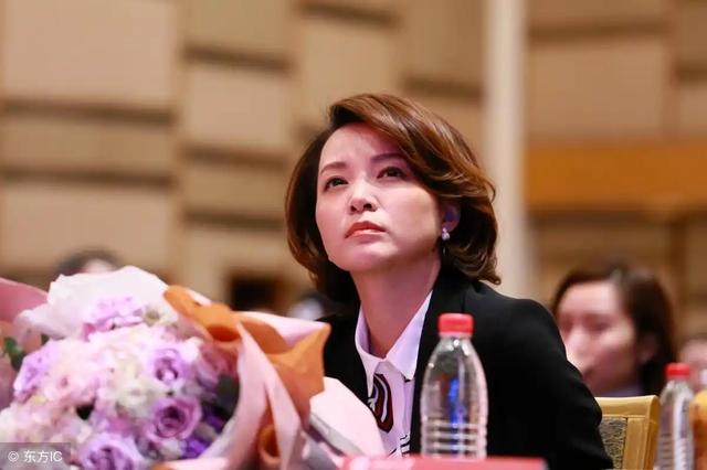 没想到，丈夫密春雷的争议过去仅三年，董卿就以“这种姿态”出现