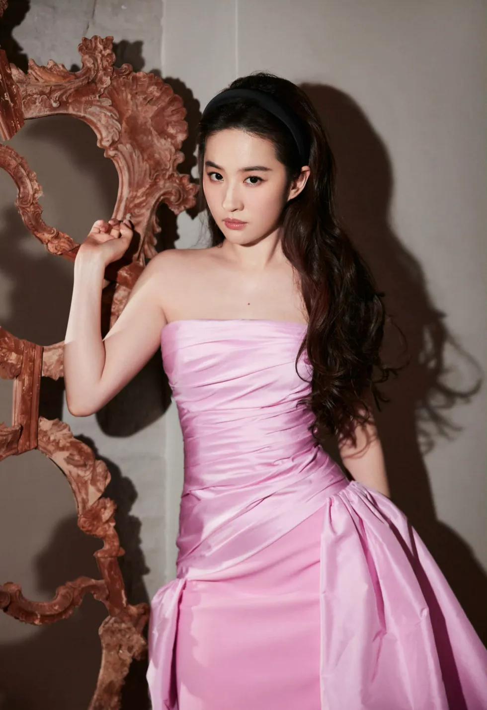 刘亦菲仙品侧颜粉色抹胸裙