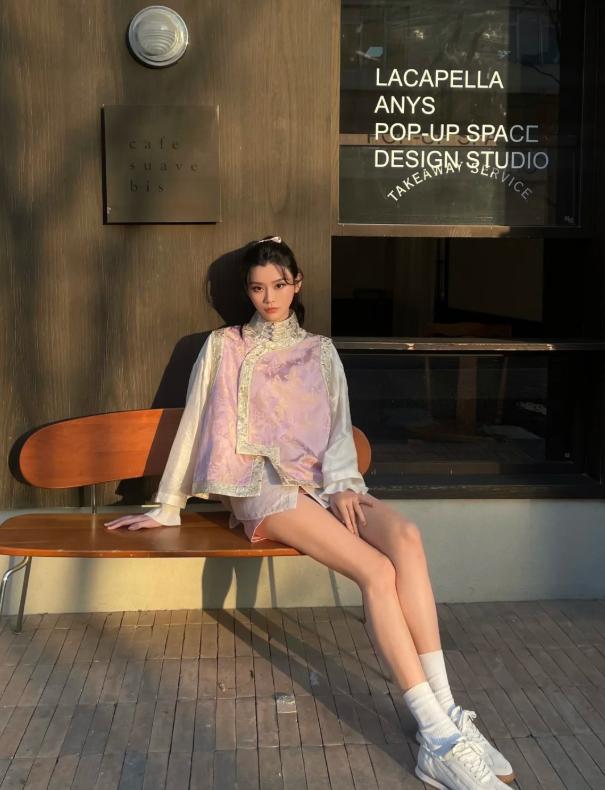 36岁奚梦瑶晒复古大头贴！穿新中式大玩下衣消失，一双腿又白又长