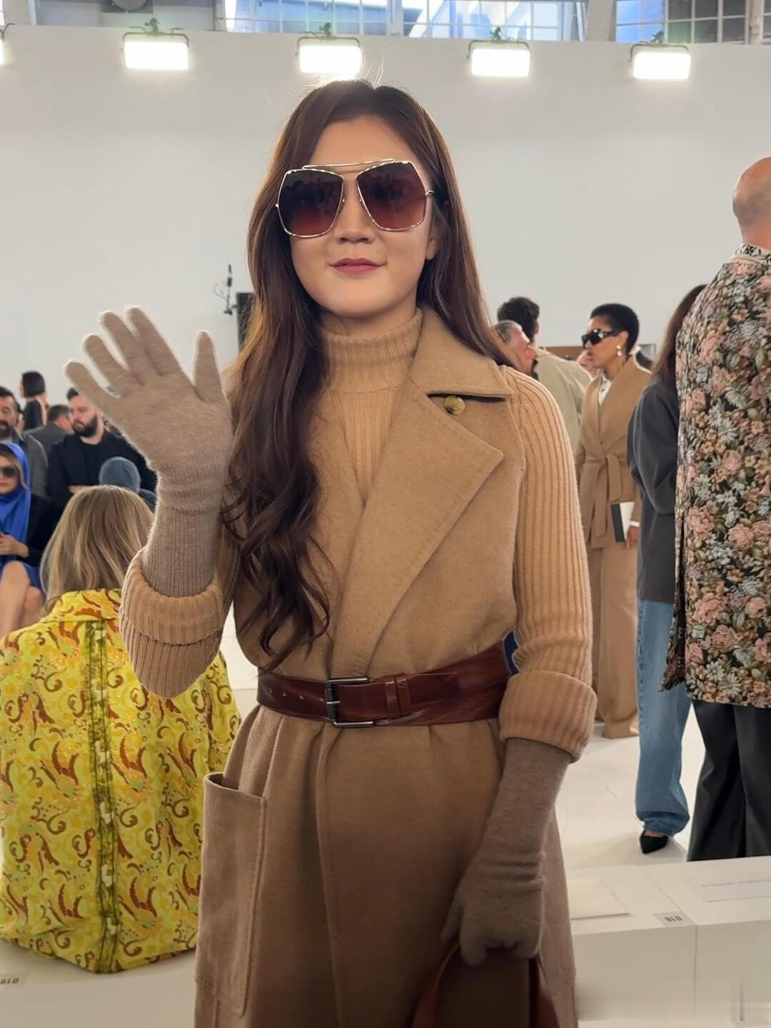 陈梦闪耀米兰秀场，穿束腰大衣搭配浪漫波浪卷，一颦一笑气场全开