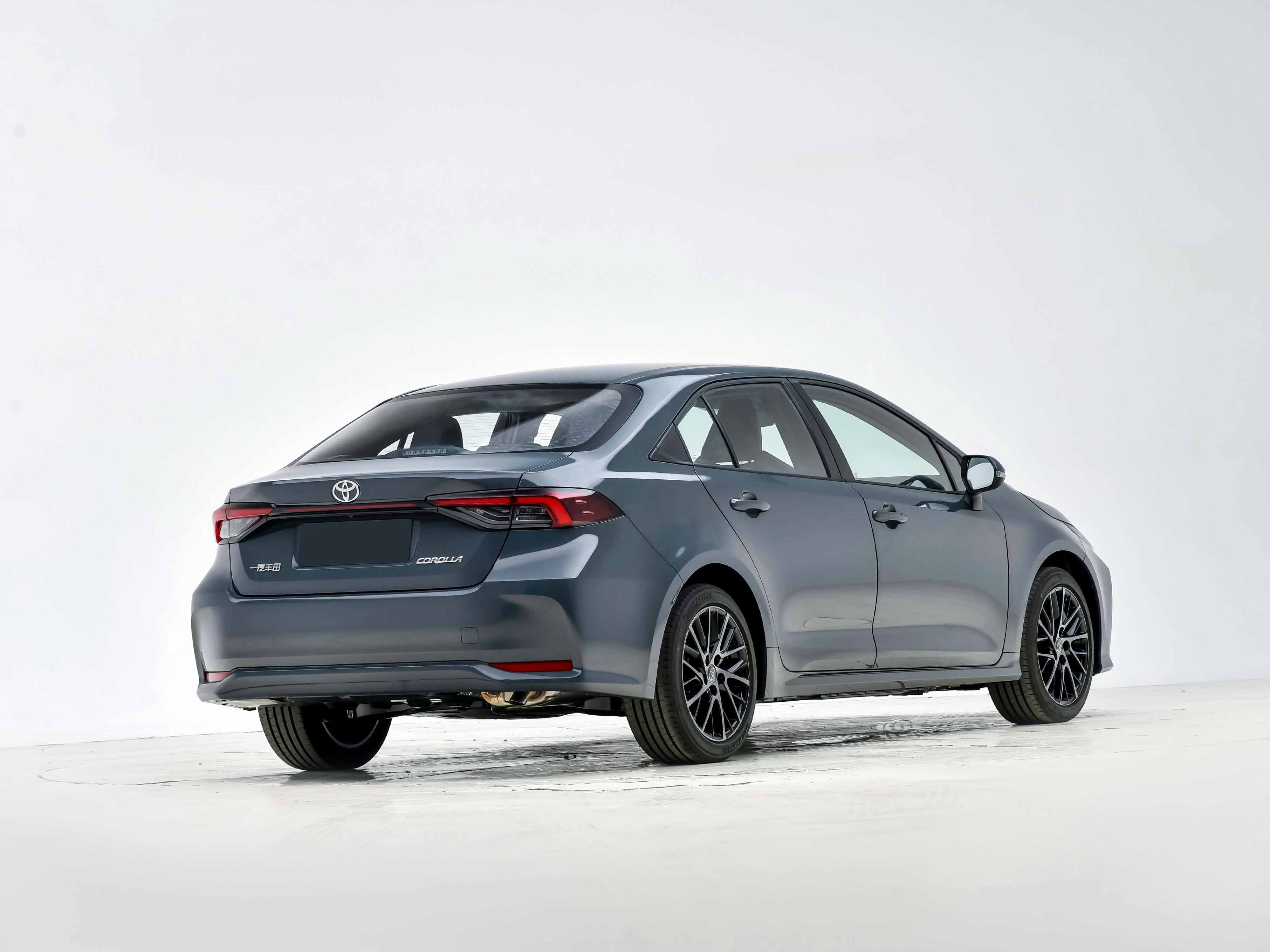 9.9万拿下丰田混动家轿，1.8L油电混动+4L多油耗，比新能源香？