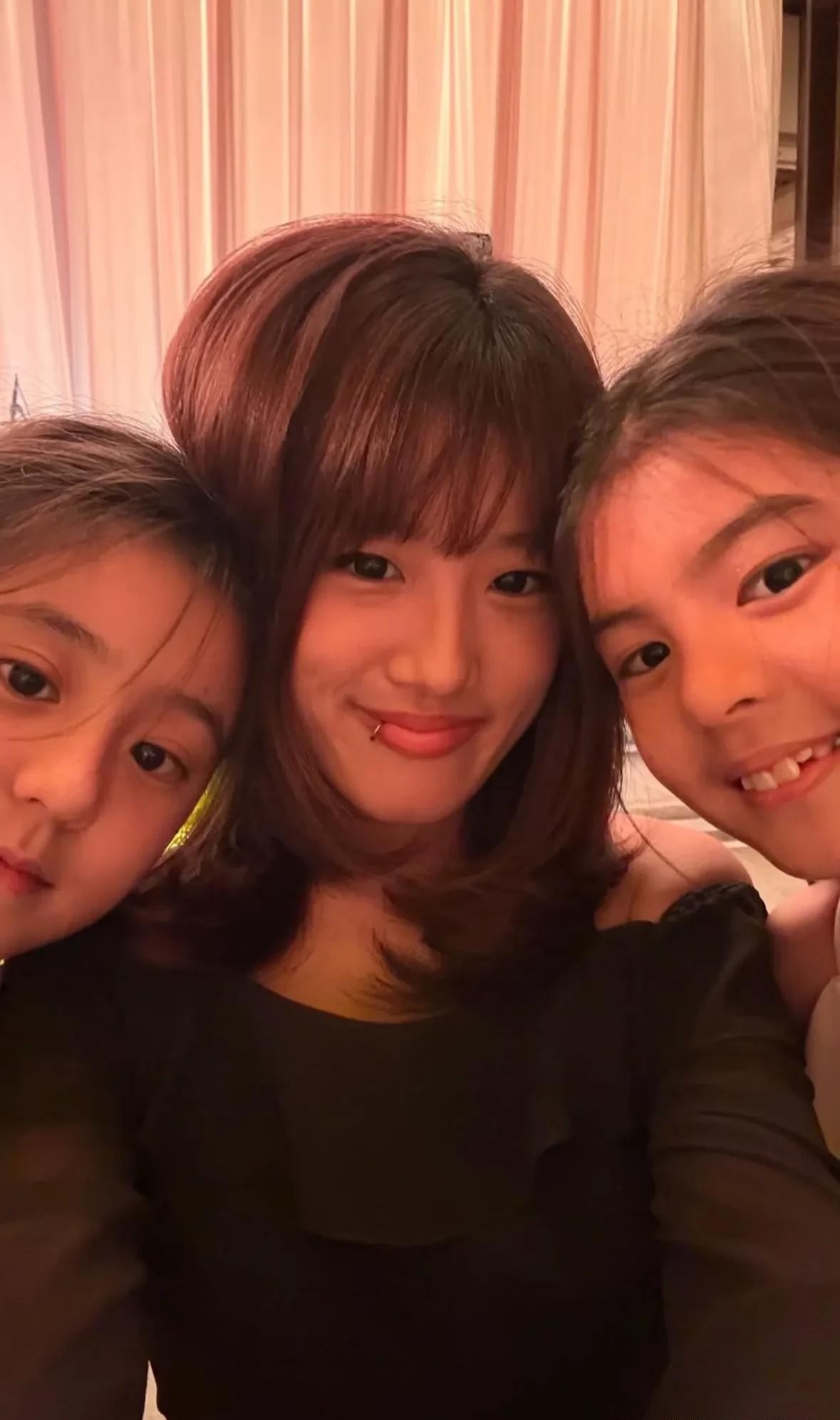 贾静雯大女儿，头靠在继父肩膀，背后环抱，20岁穿搭比妈妈还成熟