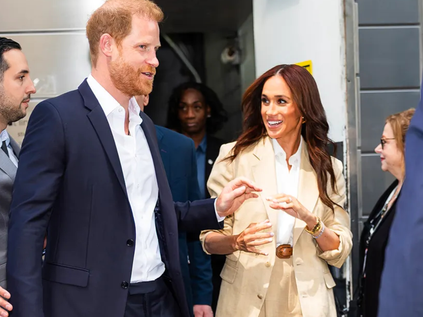 梅根哈里辟谣离婚，跨年夜高调秀恩爱