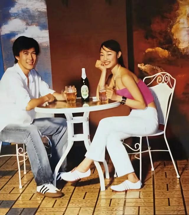 41岁白百何二胎儿子首曝光，母子俩在河沟捞鱼吃烧烤，穿搭很在线