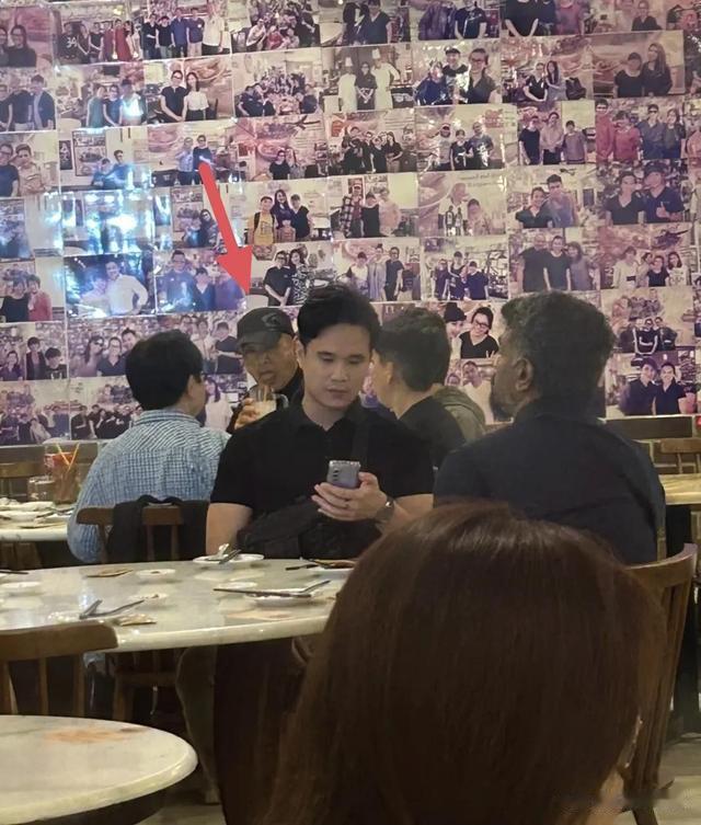 发哥发嫂现身新加坡，发哥皮肤黝黑，还有点驼背，发嫂气质很好