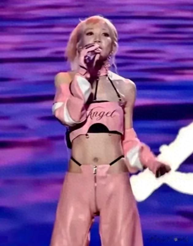 28岁乃万最新造型曝光,就算身材好也不用这样穿吧,真是好尴尬!