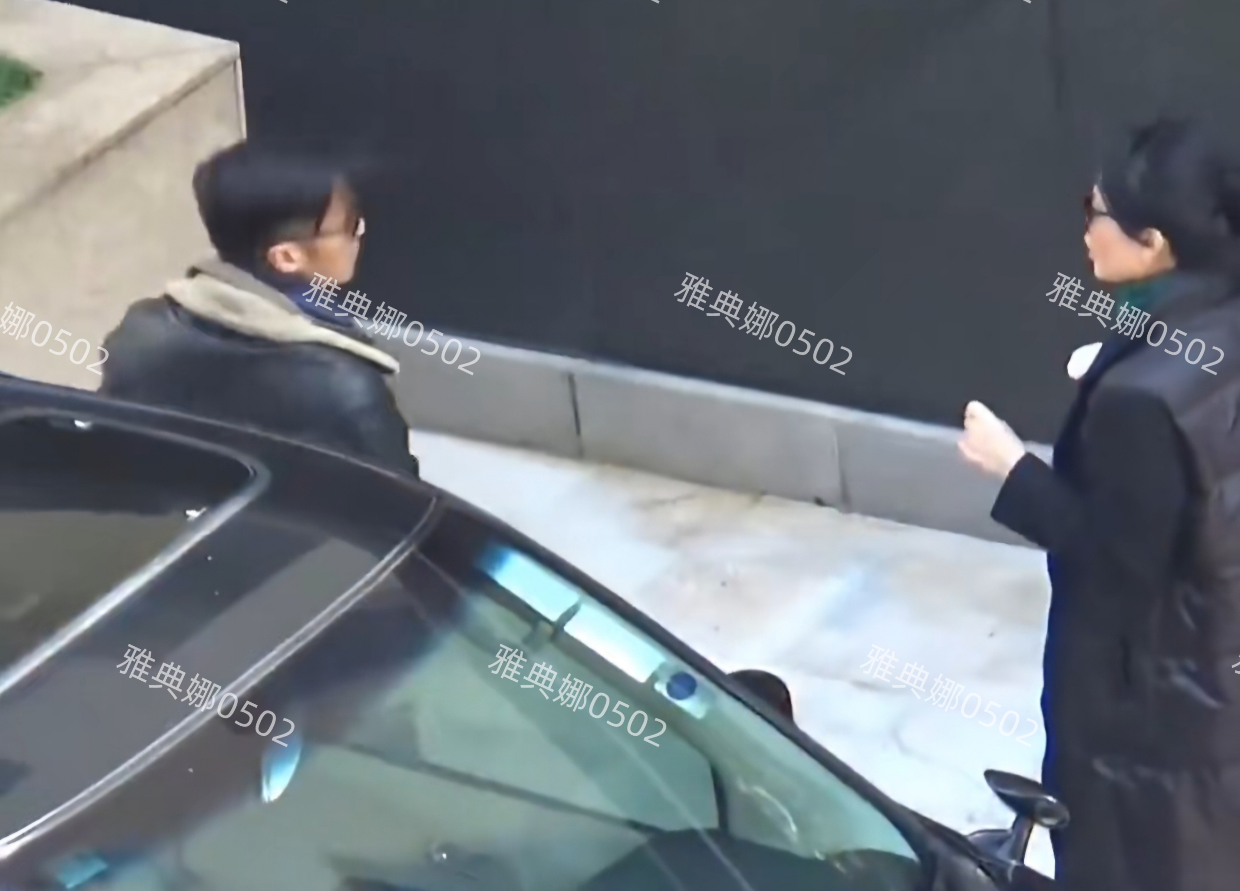 想不到王菲谢霆锋这两个又酷又高冷的人，私下居然手牵手这么甜!