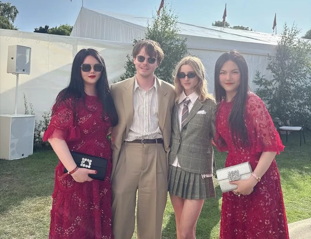 49岁李湘英国看马赛，母女俩穿装引热议，被嘲像两个老姐妹