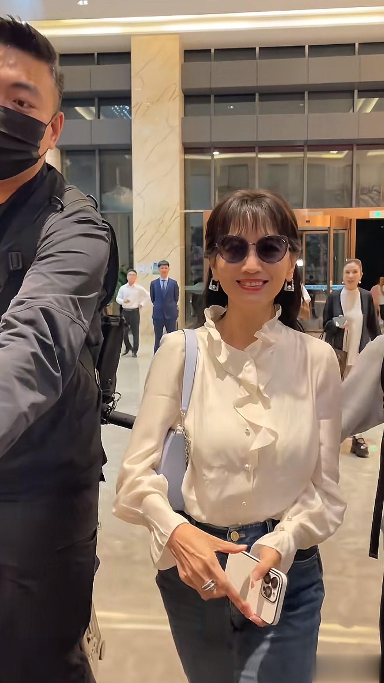 71岁赵雅芝日常穿搭：白衬衫+牛仔裤，减龄高级，身材不发福 慕了