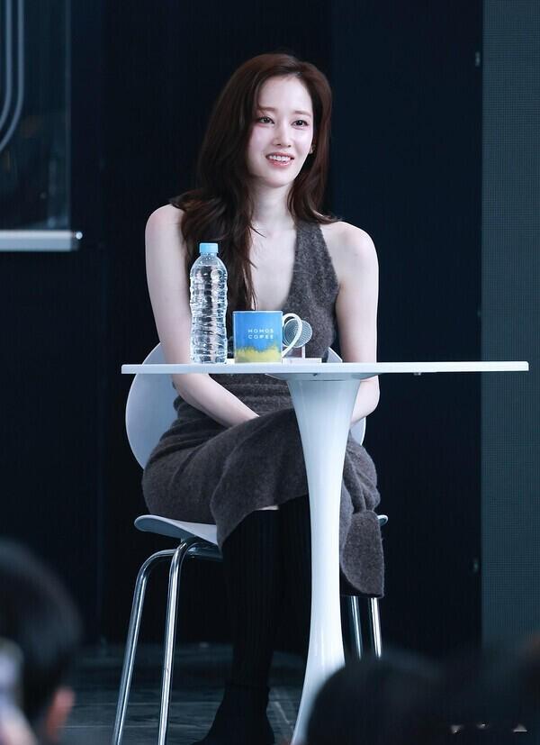 韩素希、全钟瑞出席亮相釜山电影节活动，针织毛衣裙衬出好身材