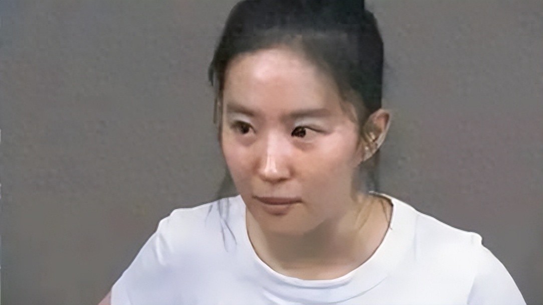 刘亦菲纯素颜照曝光，和路人没两样，网友惊叹：神仙姐姐也下凡！