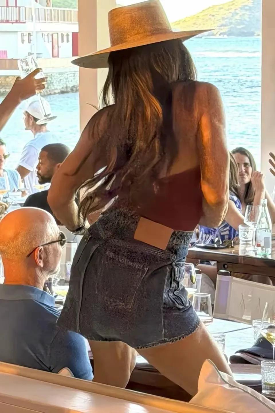 贝佐斯豪华游艇为继女庆生，桑切斯疯狂舞动，贝佐斯显得格格不入