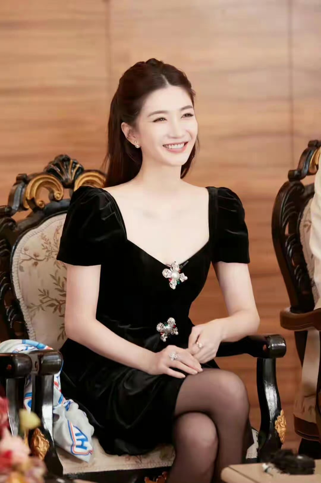 江疏影这套衣服好眼熟，好像是张雨绮穿过那套吧！ ???