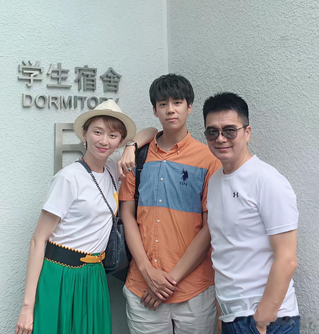 许亚军和儿子同框拍摄时尚大片，这是他和前妻何晴的孩子，叫许何