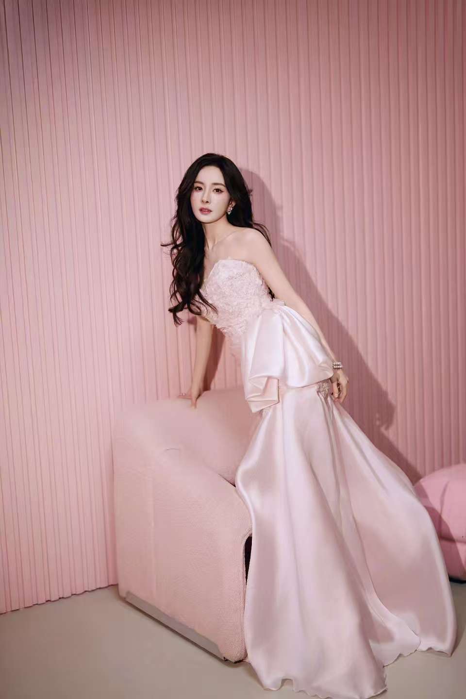 【柔情粉韵，勾勒优雅瞬间，诠释最高级的浪漫】——杨幂