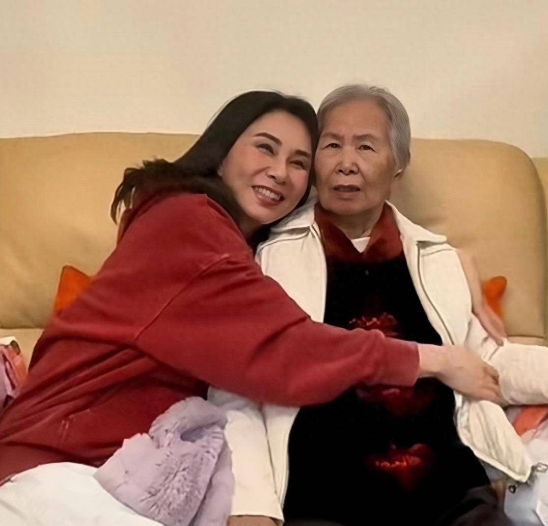 一路走好！香港知名女星宣布母亲离世