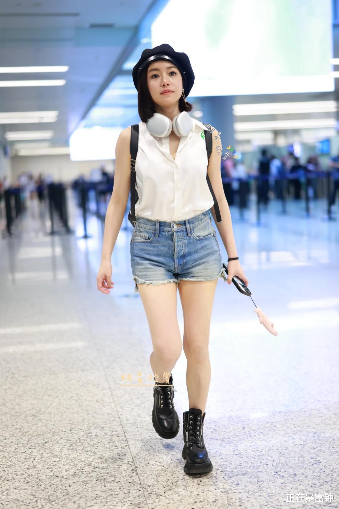 陈妍希机场 LOOK:白衬衫 + 牛仔短裤,少女感藏不住啦