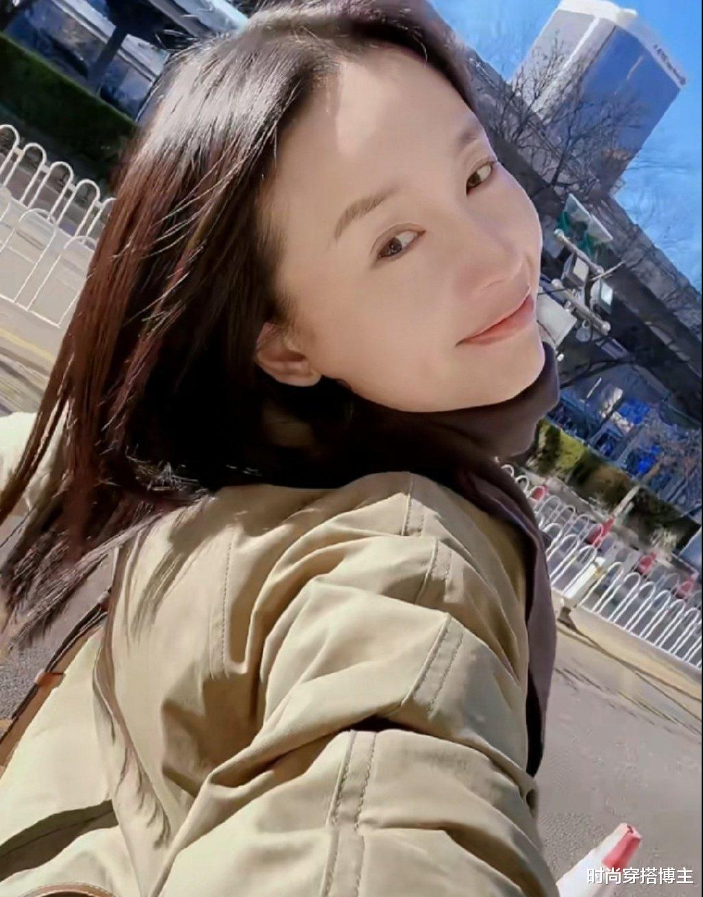 董洁44岁生日被剧组人员团宠，穿条纹衣服显年轻，活力十足似少女