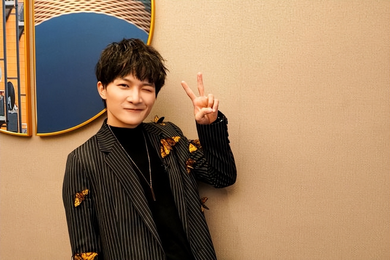 演都不演了?被央视点名仅3天,周深走上大衣哥老路,韩红没说谎