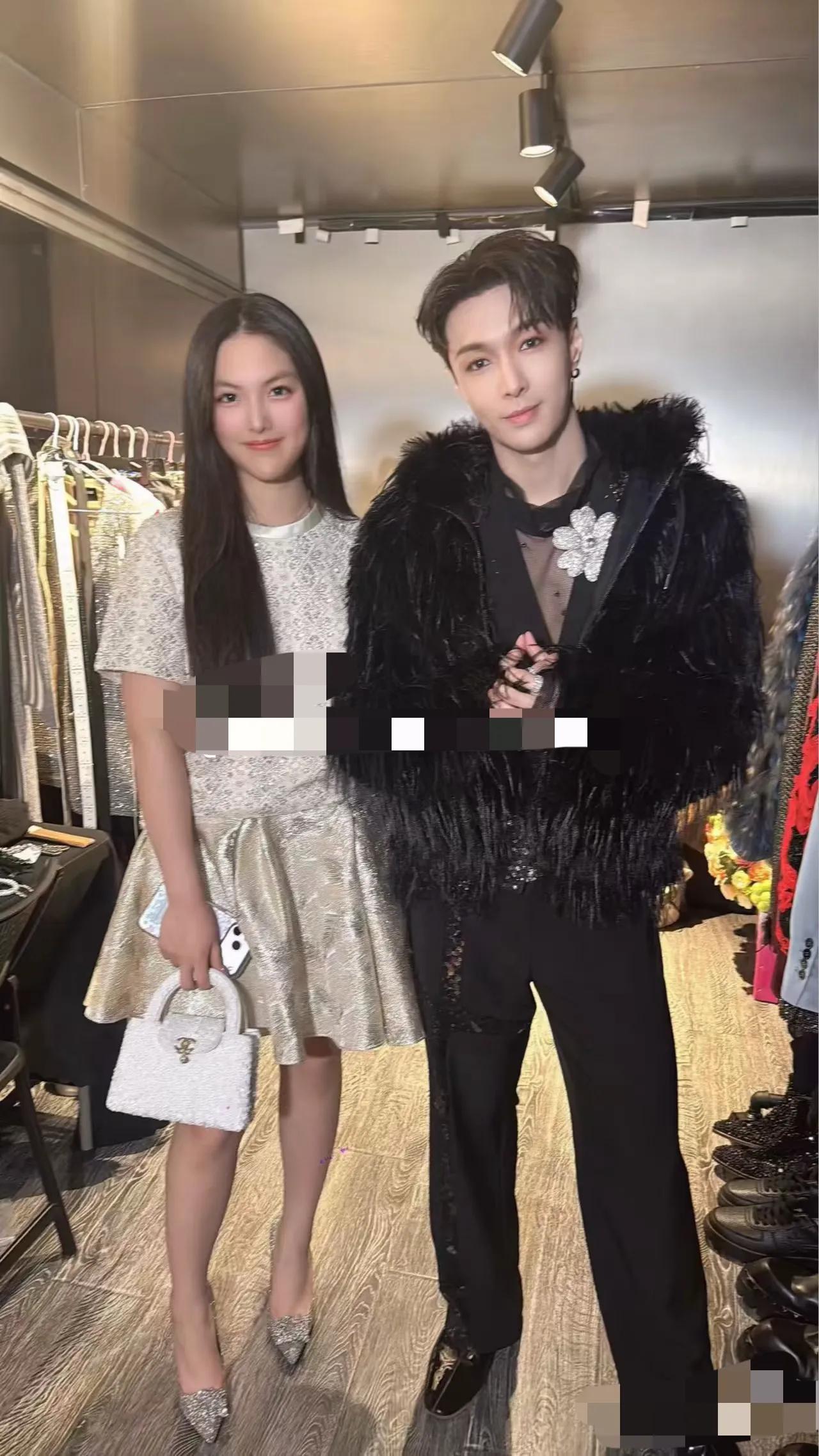 李湘王诗龄看跨年演唱会，王诗龄有专人跟着伺候，晒与张艺兴合照