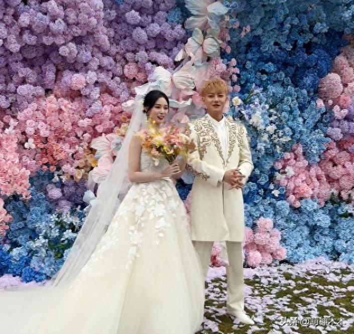 黄子韬徐艺洋婚礼太简陋！现场布置简单随意，直播卖货伴手礼廉价