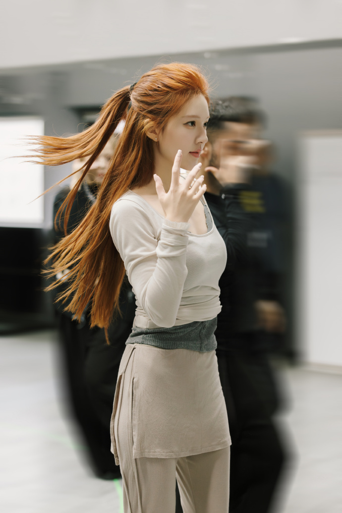 赵露思舞蹈室训练美照，努力向上的大女孩，真棒